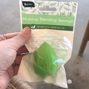 b.pure Green Tea Infused Makeup Blending Sponge - Green